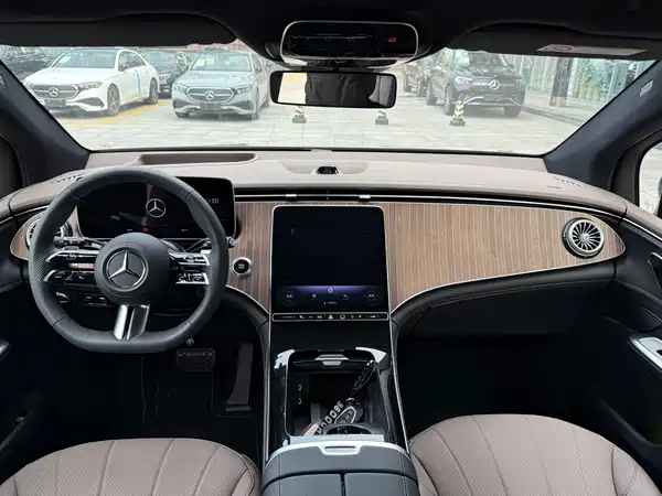 Mercedes-Benz EQE SUV 2025