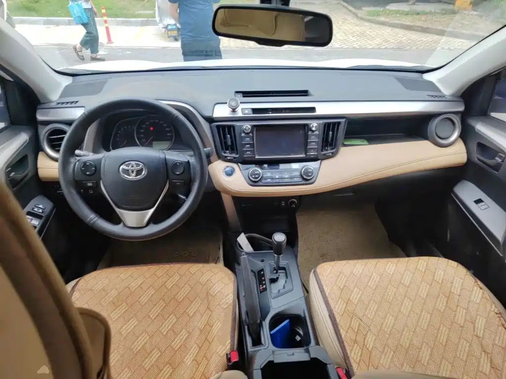 Toyota RAV4 2018 — фото 13
