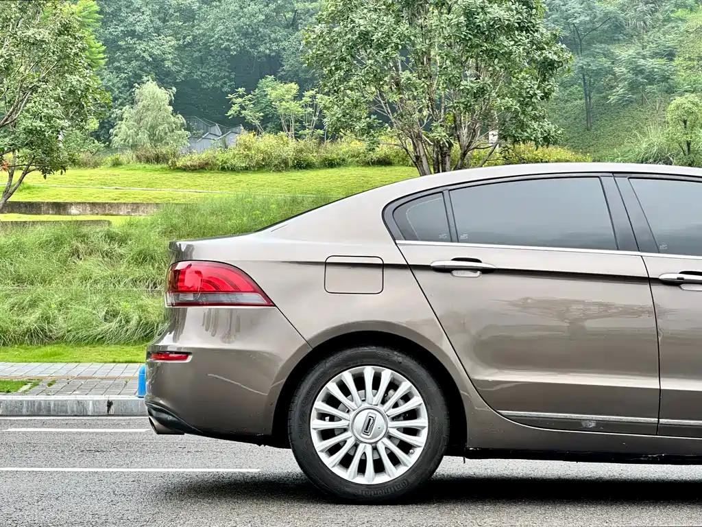 Qoros 3 2015 — фото 11