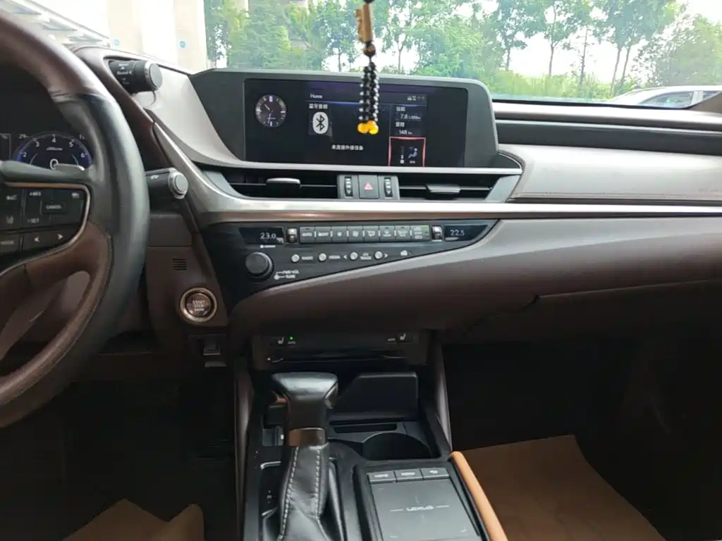 Lexus ES 2020 — фото 13