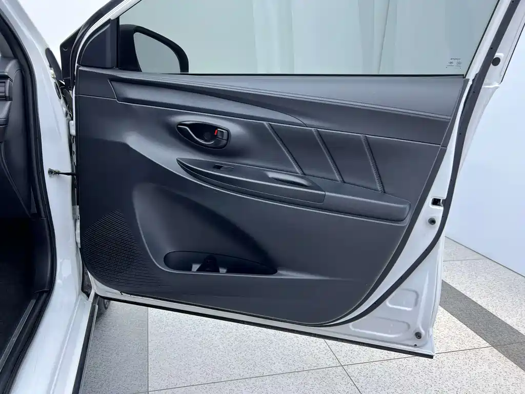 Toyota Yaris L 2022 — фото 17