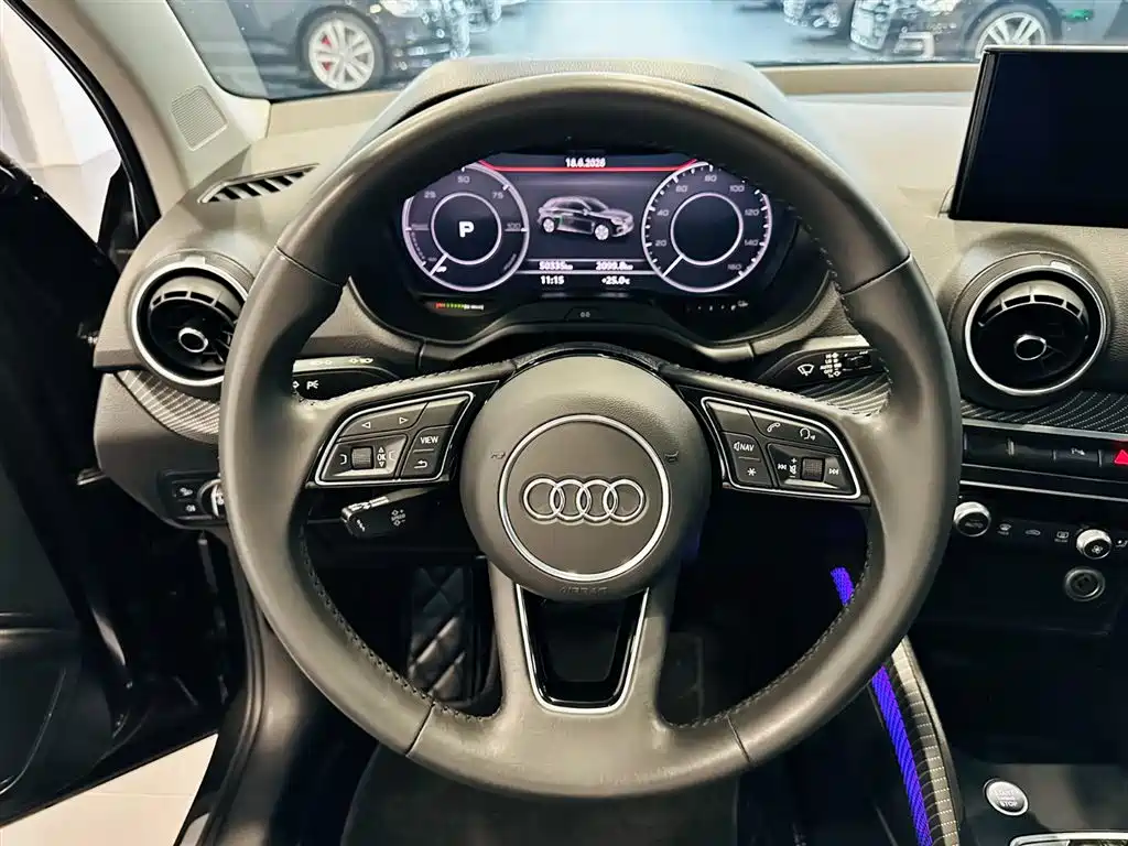 Audi Q2L e-tron 2021 — фото 10