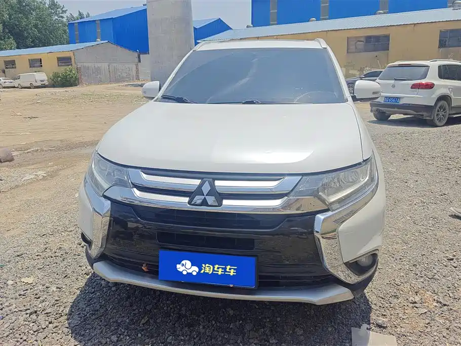 Mitsubishi Outlander 2018 — фото 2