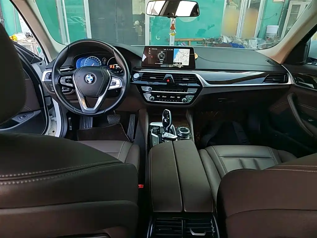BMW 5 Series 2018 — фото 10