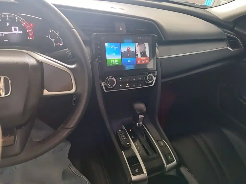 Honda Civic 2018 — фото 10