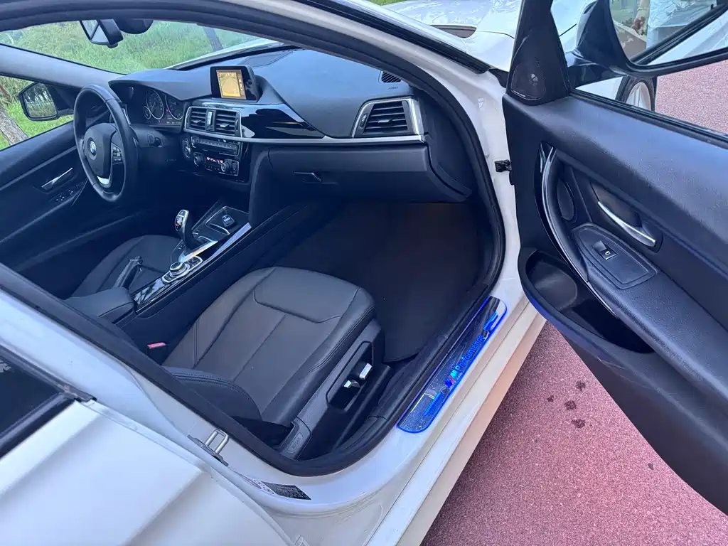 BMW 3 Series 2017 — фото 13