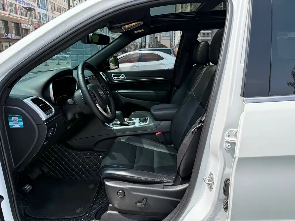 Jeep Grand Cherokee 2022 — фото 10