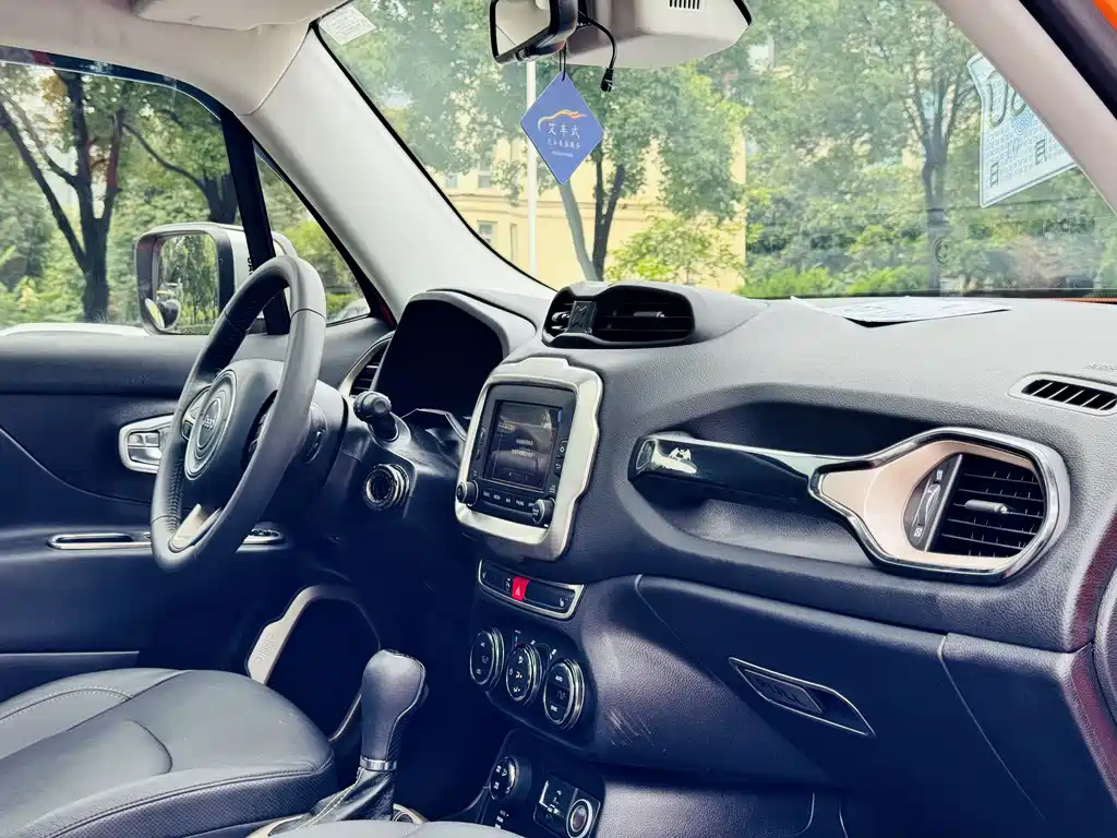 Jeep Renegade 2017 — фото 13