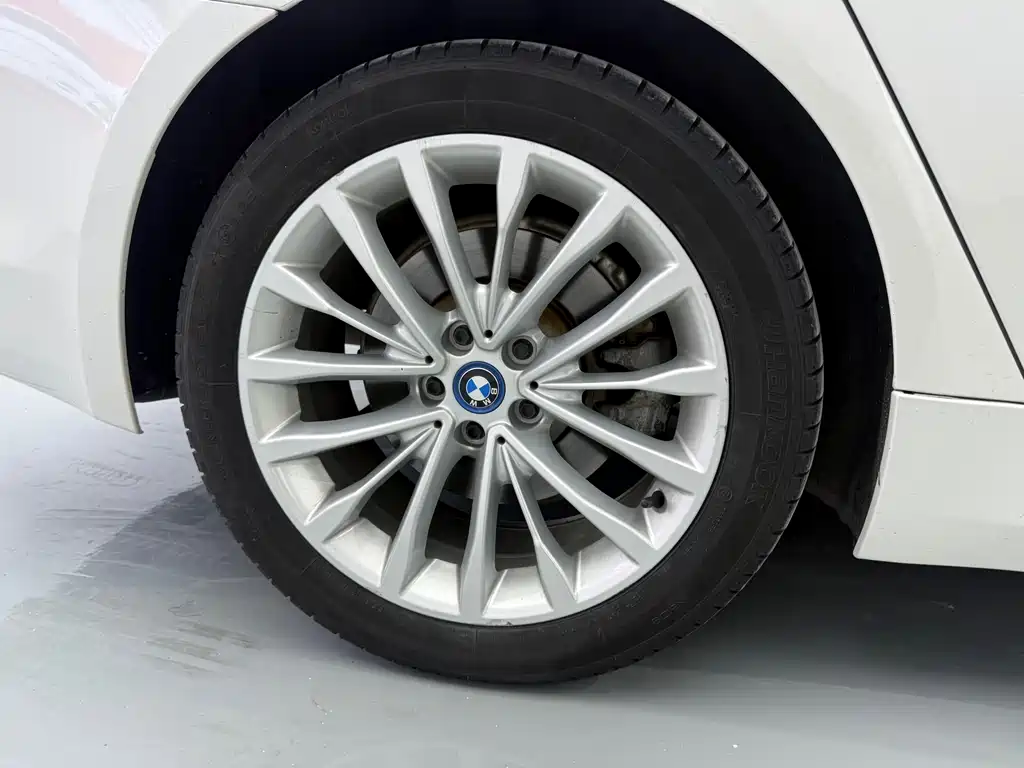 BMW 5 Series New Energy 2019 — фото 13