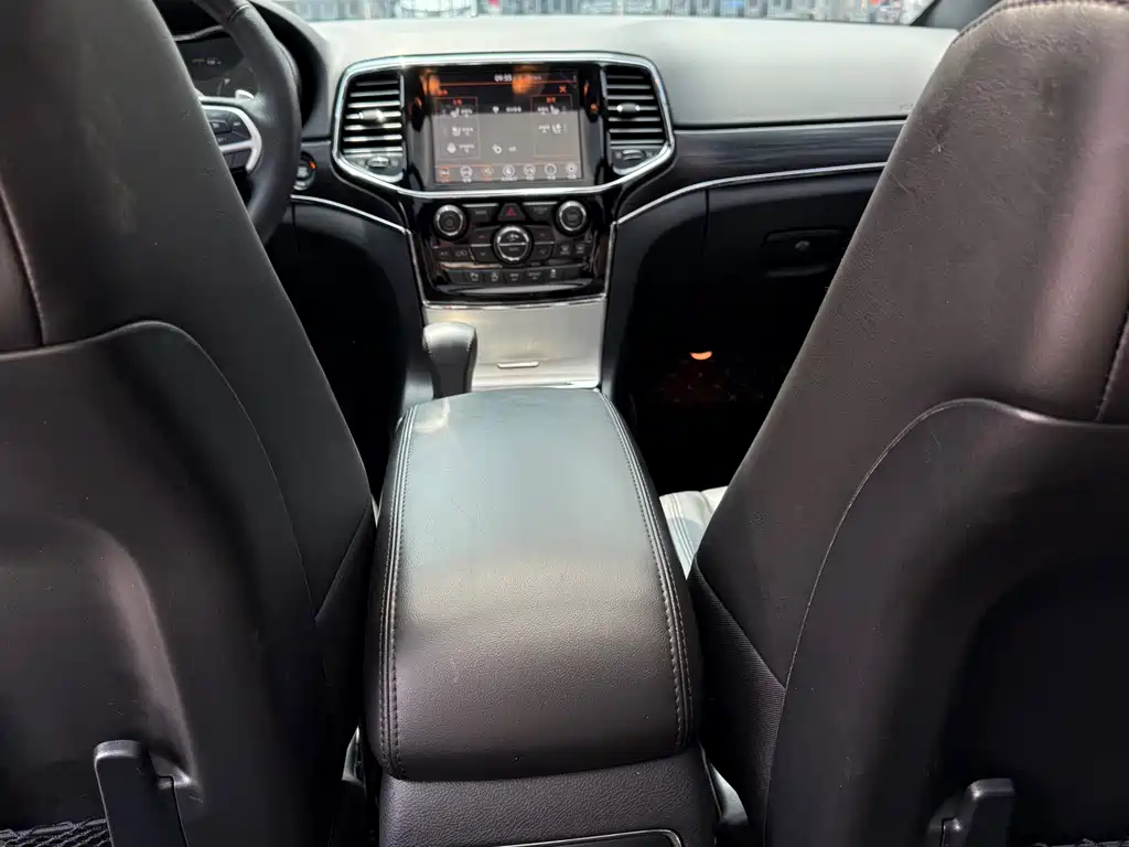 Jeep Grand Cherokee 2022 — фото 17