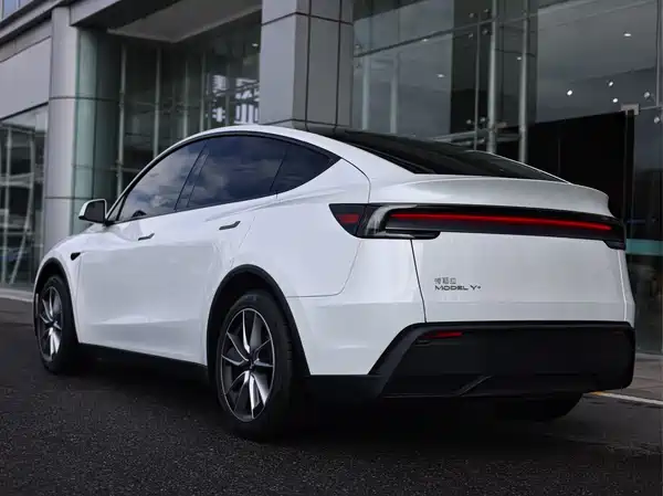 Tesla Model Y 2025