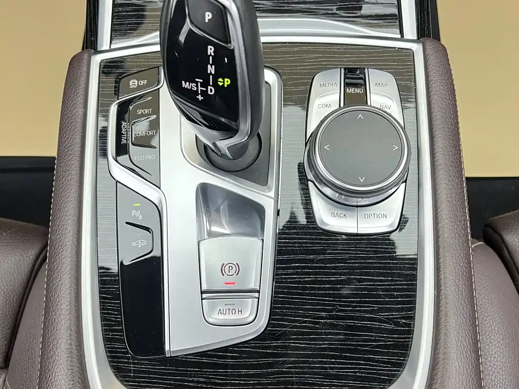 BMW 7 Series 2018 — фото 23