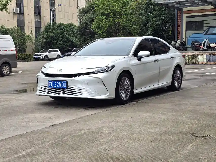 Toyota Camry 2025 — фото 2