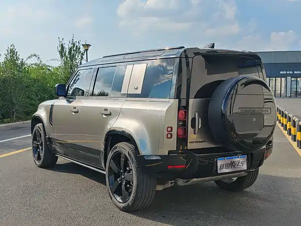 Land Rover Defender 2024