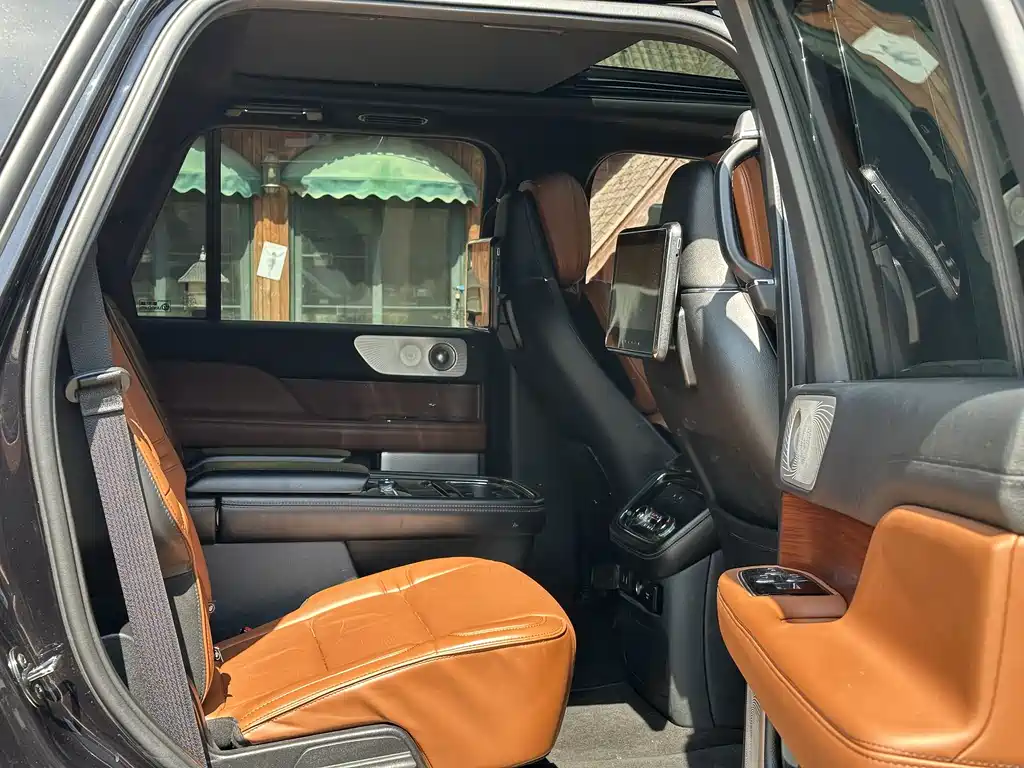 Lincoln Navigator 2020 — фото 23