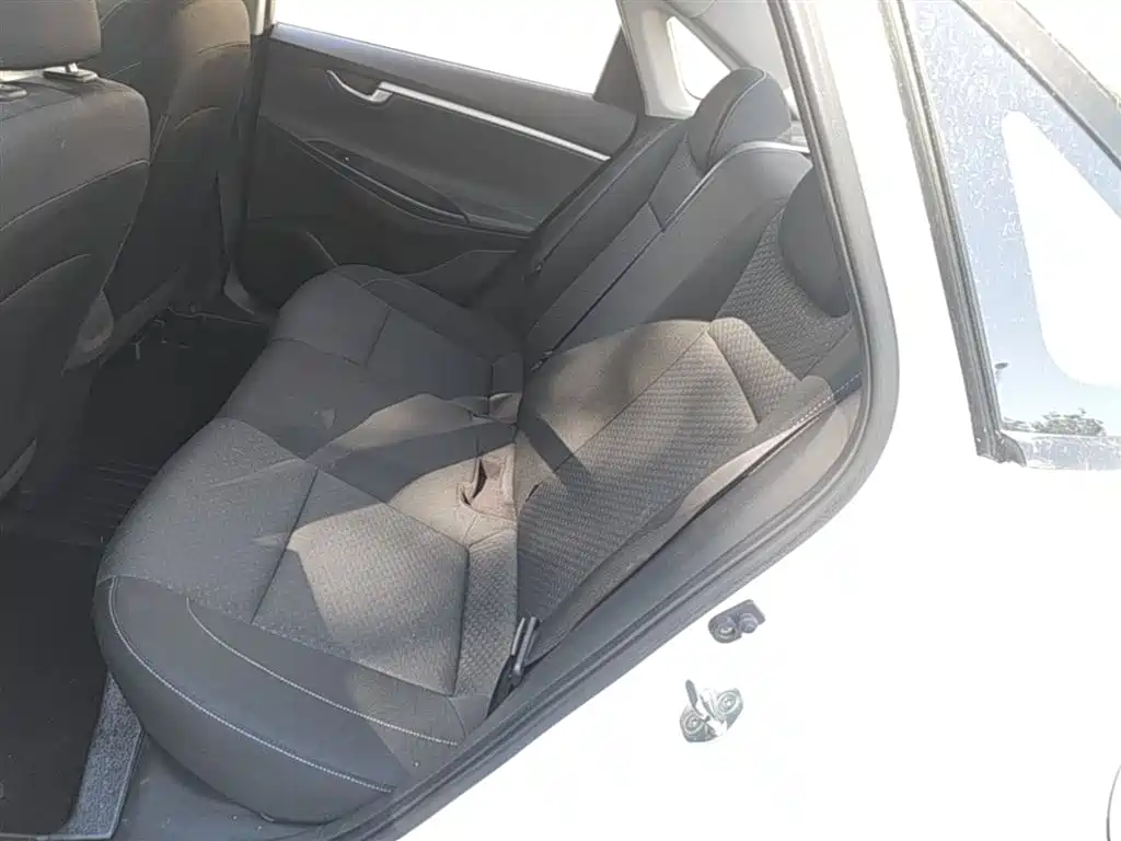 Hyundai Elantra 2018 — фото 17