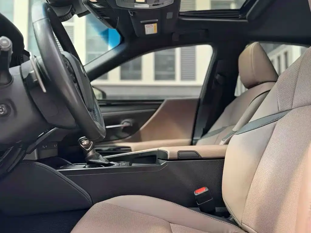 Lexus ES 2024