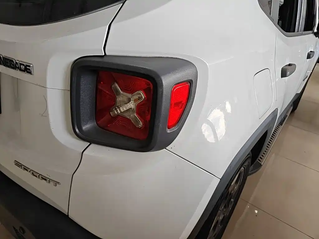 Jeep Renegade 2016 — фото 8