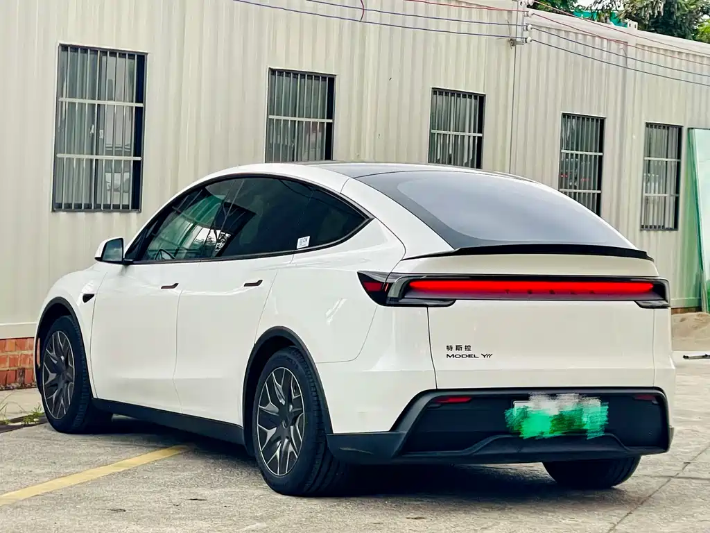 Tesla Model Y L 2025 — фото 6