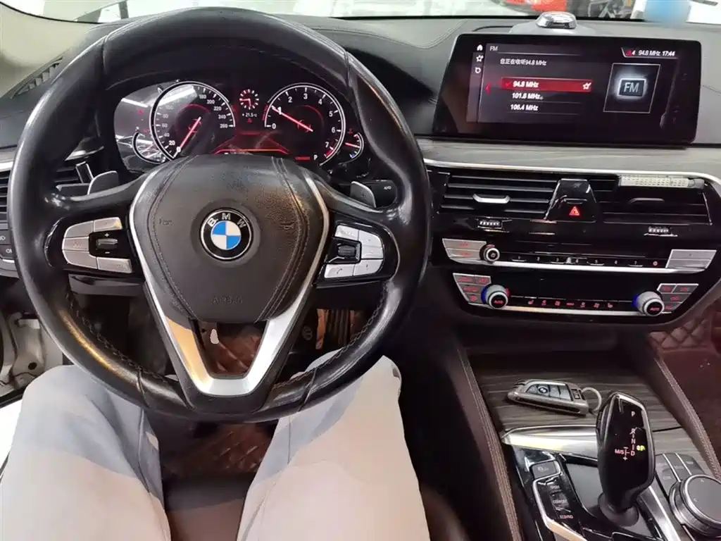 BMW 5 Series 2018 — фото 10