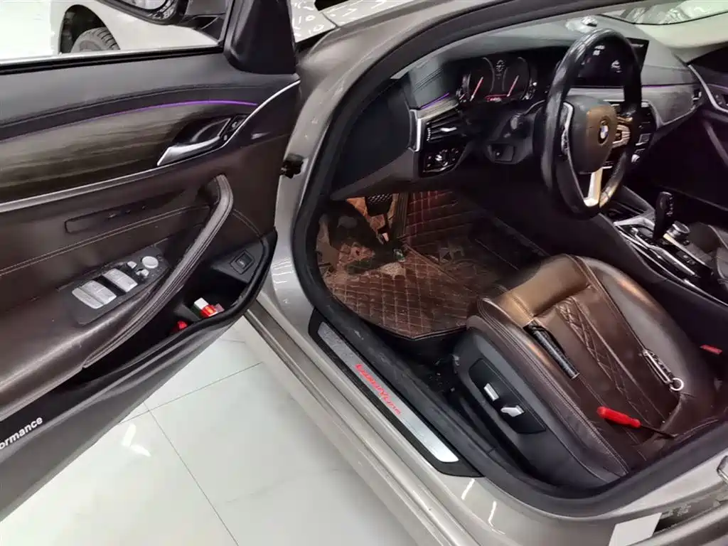 BMW 5 Series 2018 — фото 16