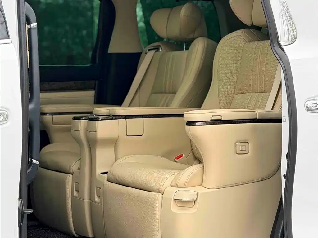 Toyota Vellfire 2023 — фото 7