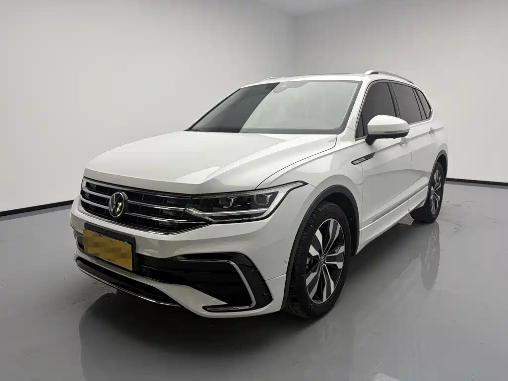 Volkswagen Tiguan L 2023 — фото 1