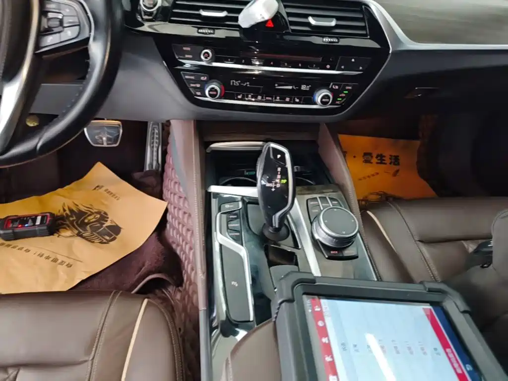 BMW 5 Series 2018 — фото 14