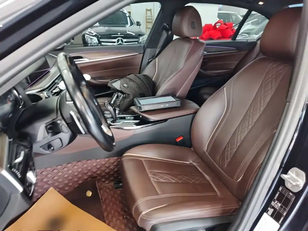 BMW 5 Series 2018 — фото 15
