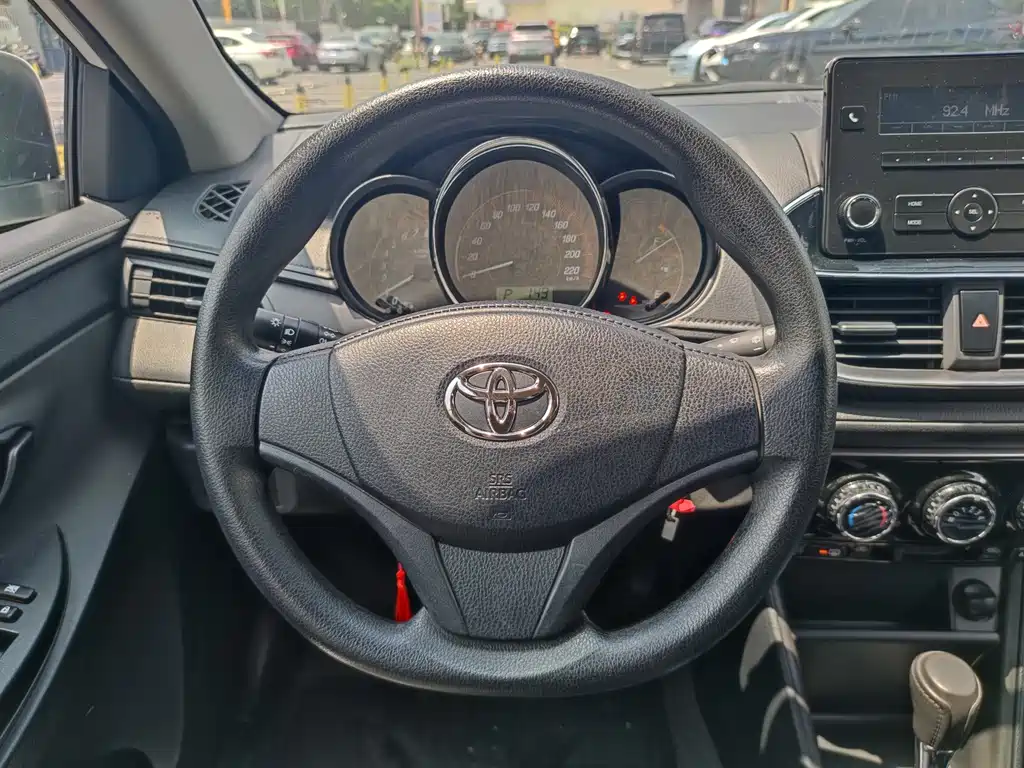 Toyota Yaris L 2021 — фото 10