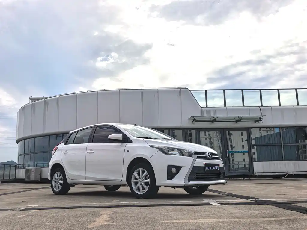 Toyota Yaris L 2015 — фото 3