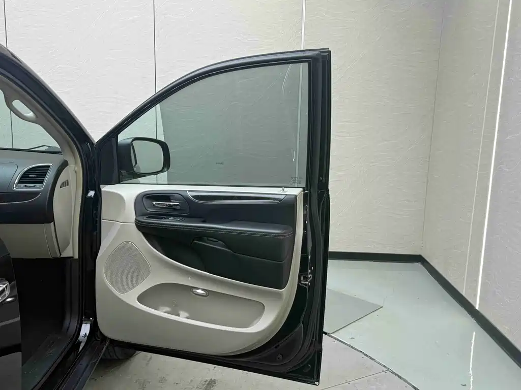 Chrysler Grand Voyager 2014 — фото 12