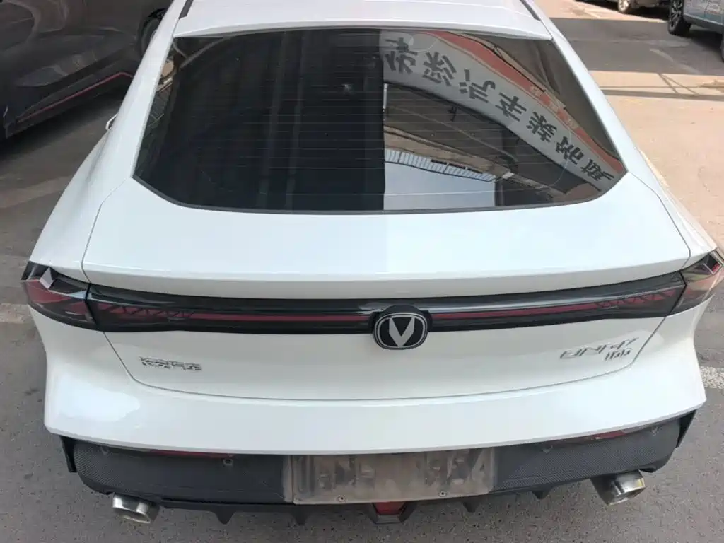 Changan UNI-V Smart Electric Idd 2023 — фото 6