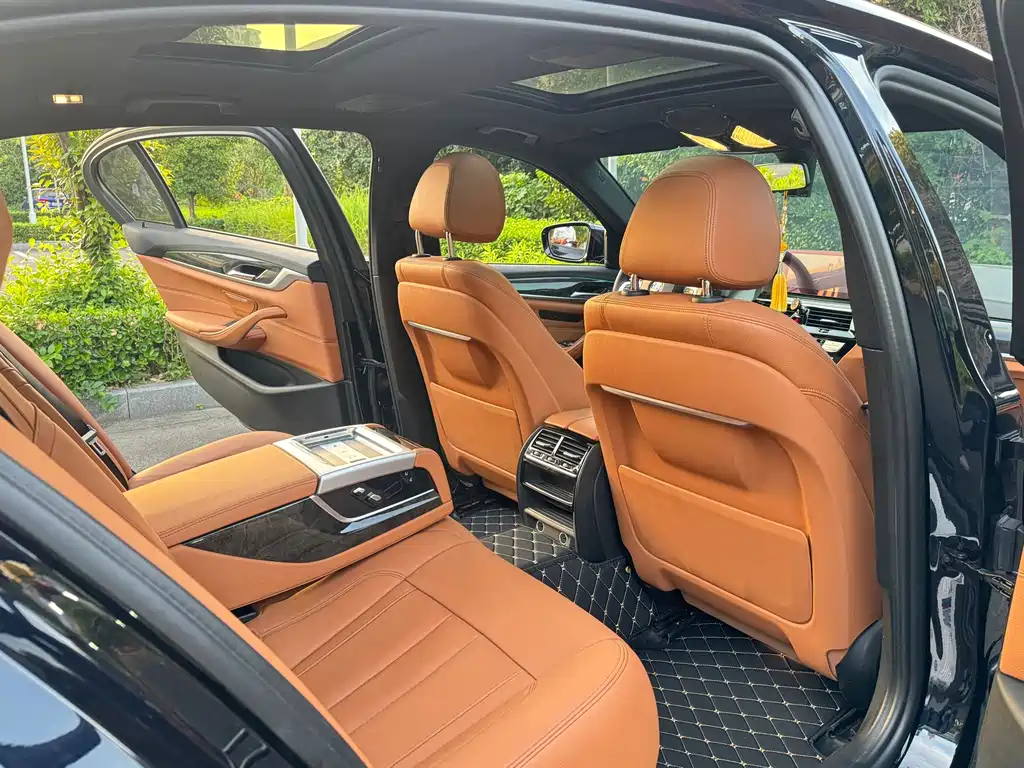 BMW 5 Series 2019 — фото 11