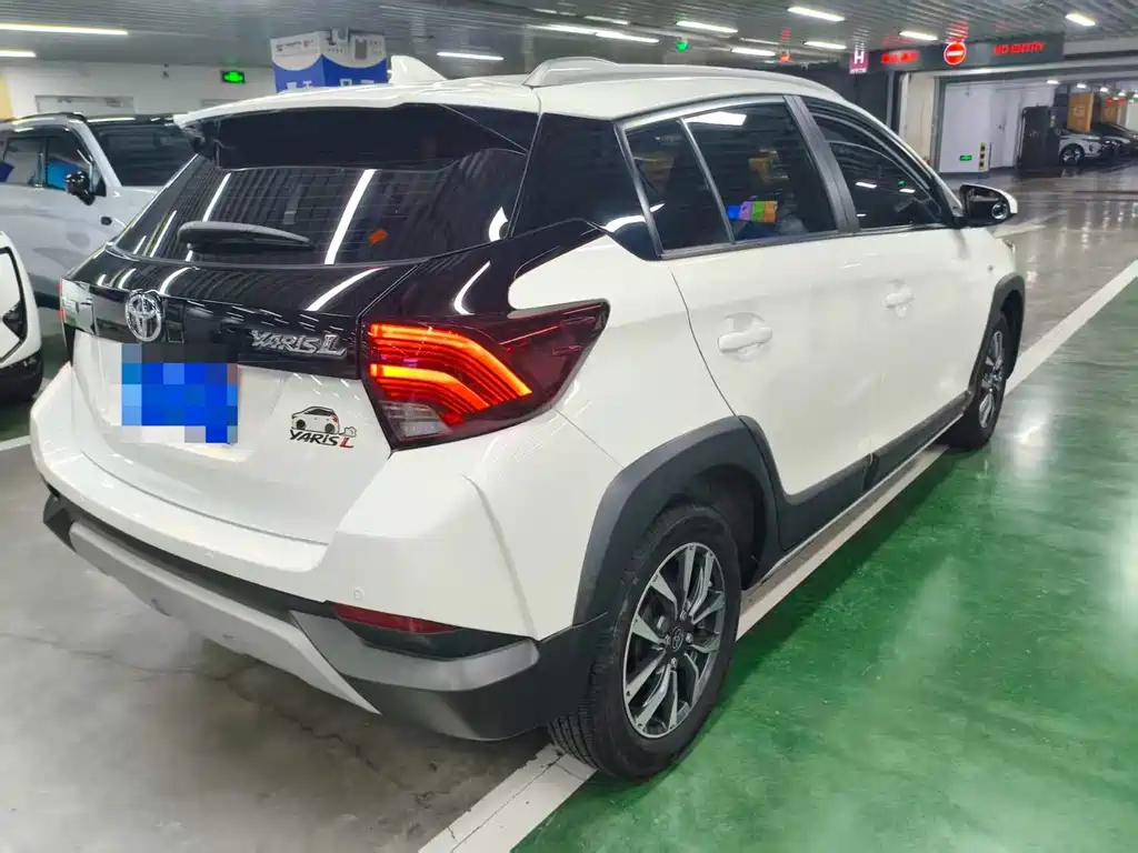 Toyota Yaris L 2022 — фото 11