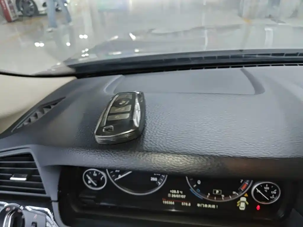 BMW 5 Series 2015 — фото 9