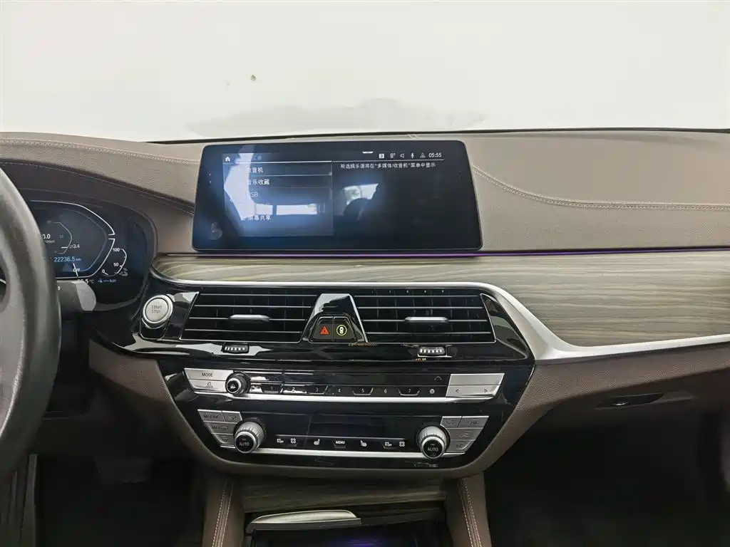 BMW 5 Series New Energy 2019 — фото 12