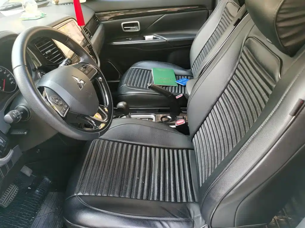 Mitsubishi Outlander 2017 — фото 12