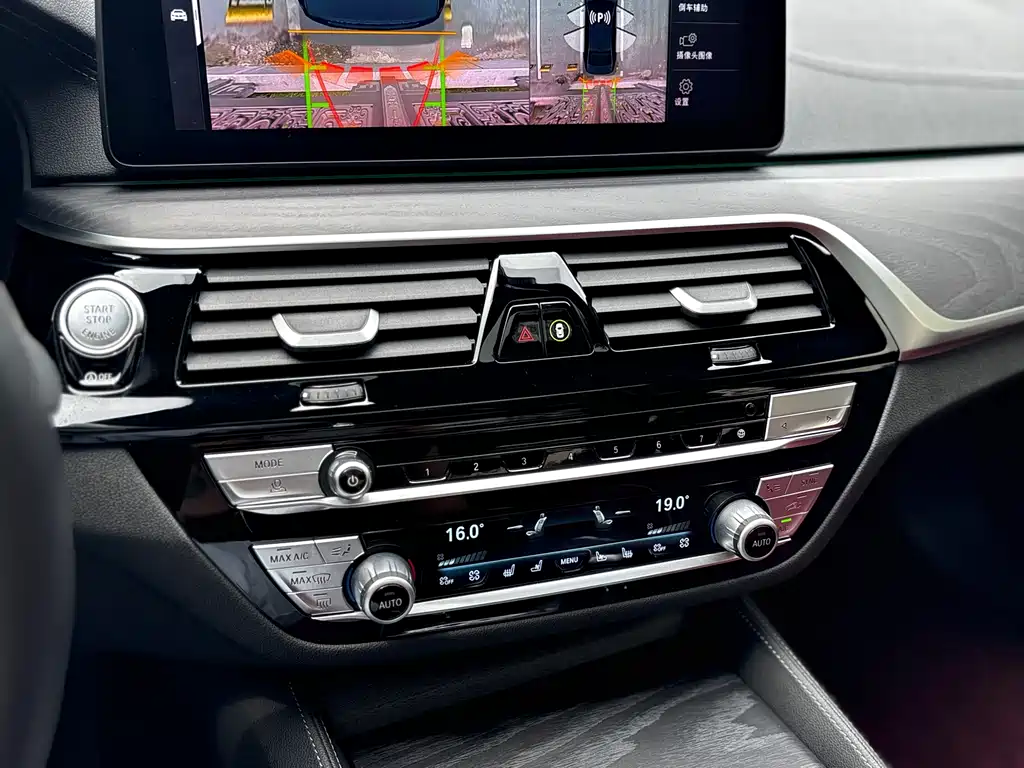 BMW 5 Series 2023 — фото 19