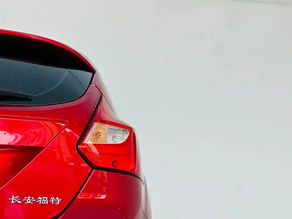 Ford Focus 2014 — фото 11