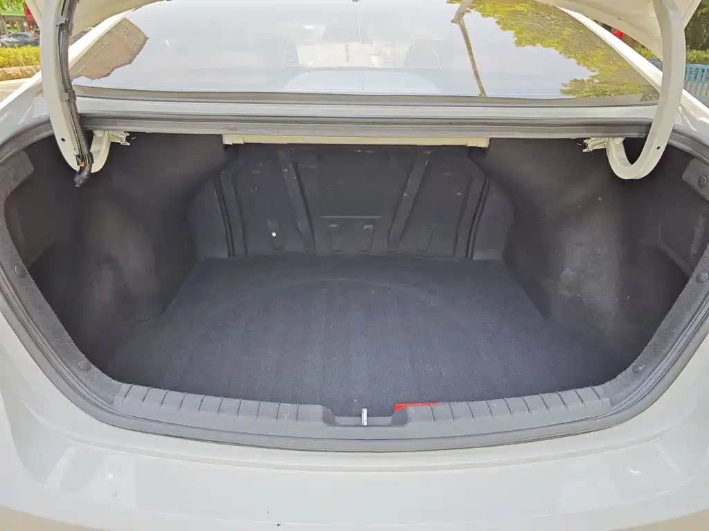 Hyundai Elantra 2016 — фото 13