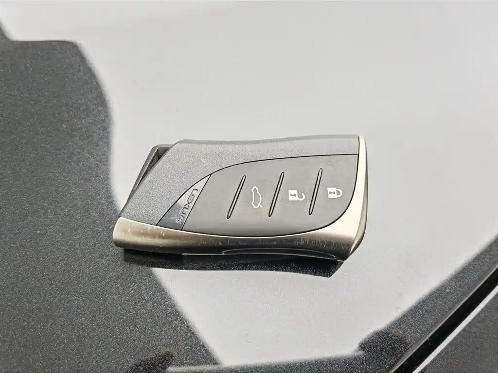 Lexus ES 2020 — фото 19