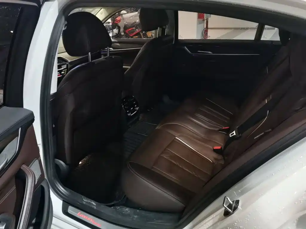 BMW 5 Series 2018 — фото 17