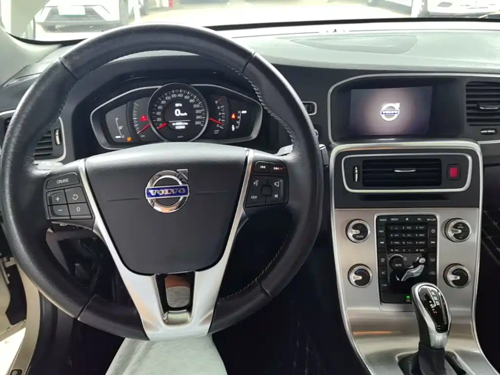 Volvo S60 2017 — фото 10