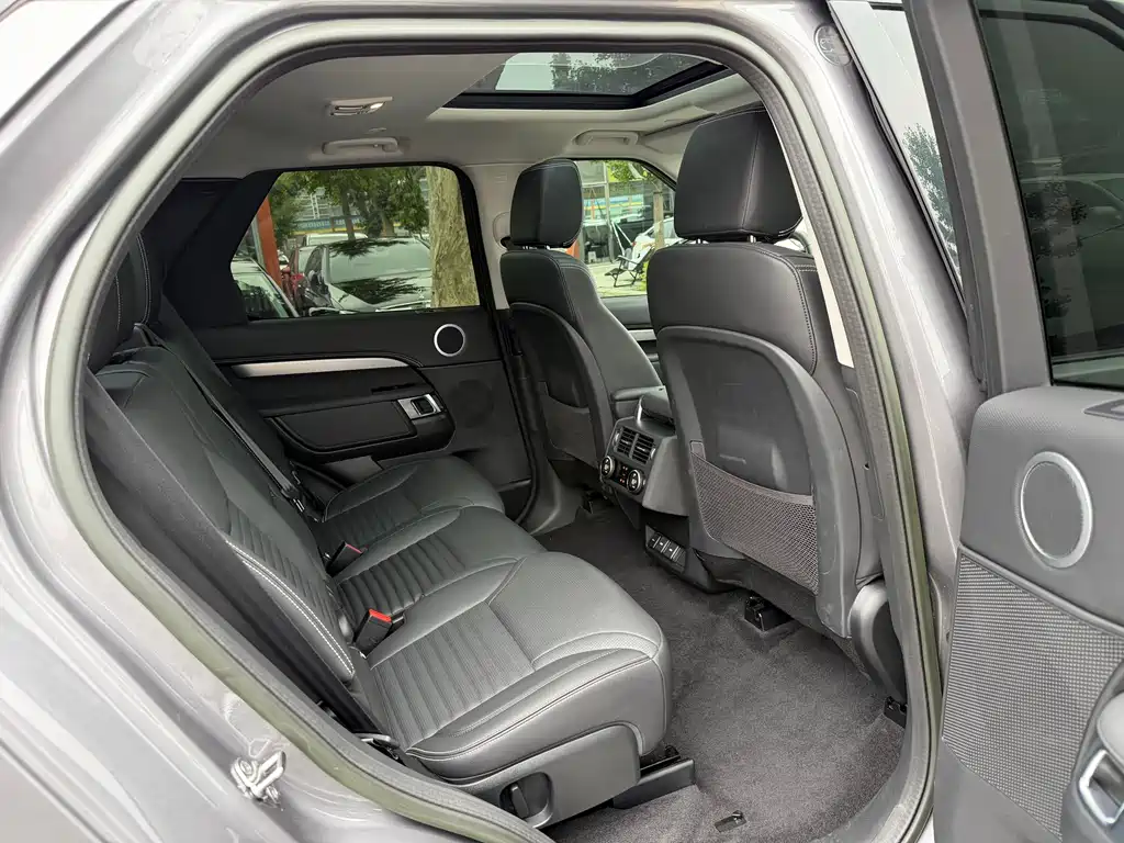 Land Rover Discovery 2023 — фото 13