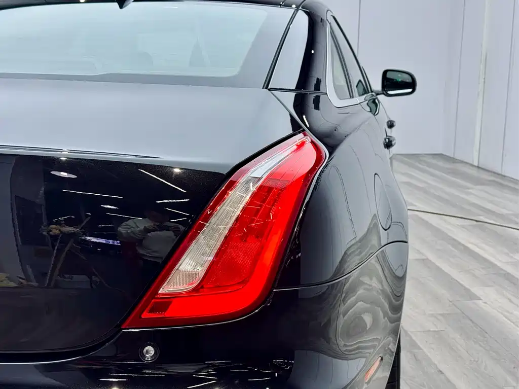 Jaguar XJ 2016 — фото 28