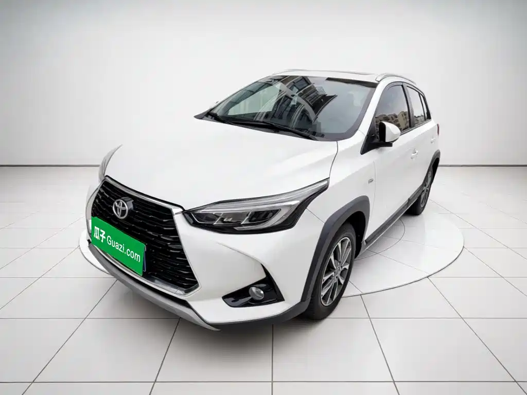 Toyota Yaris L 2022 — фото 1