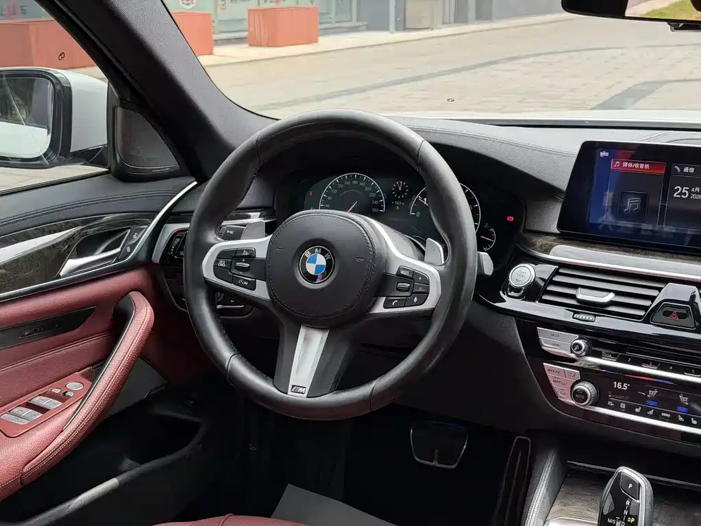 BMW 5 Series 2019 — фото 13