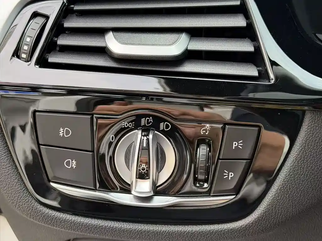 BMW 5 Series 2019 — фото 19