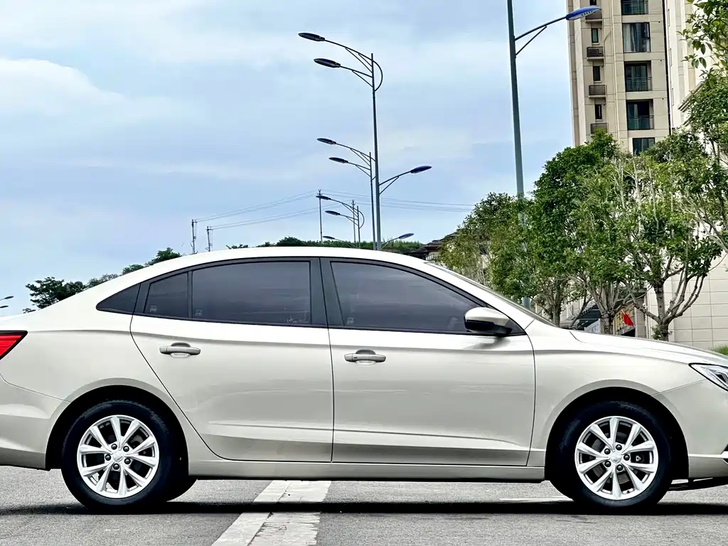 Roewe i5 2020 — фото 10